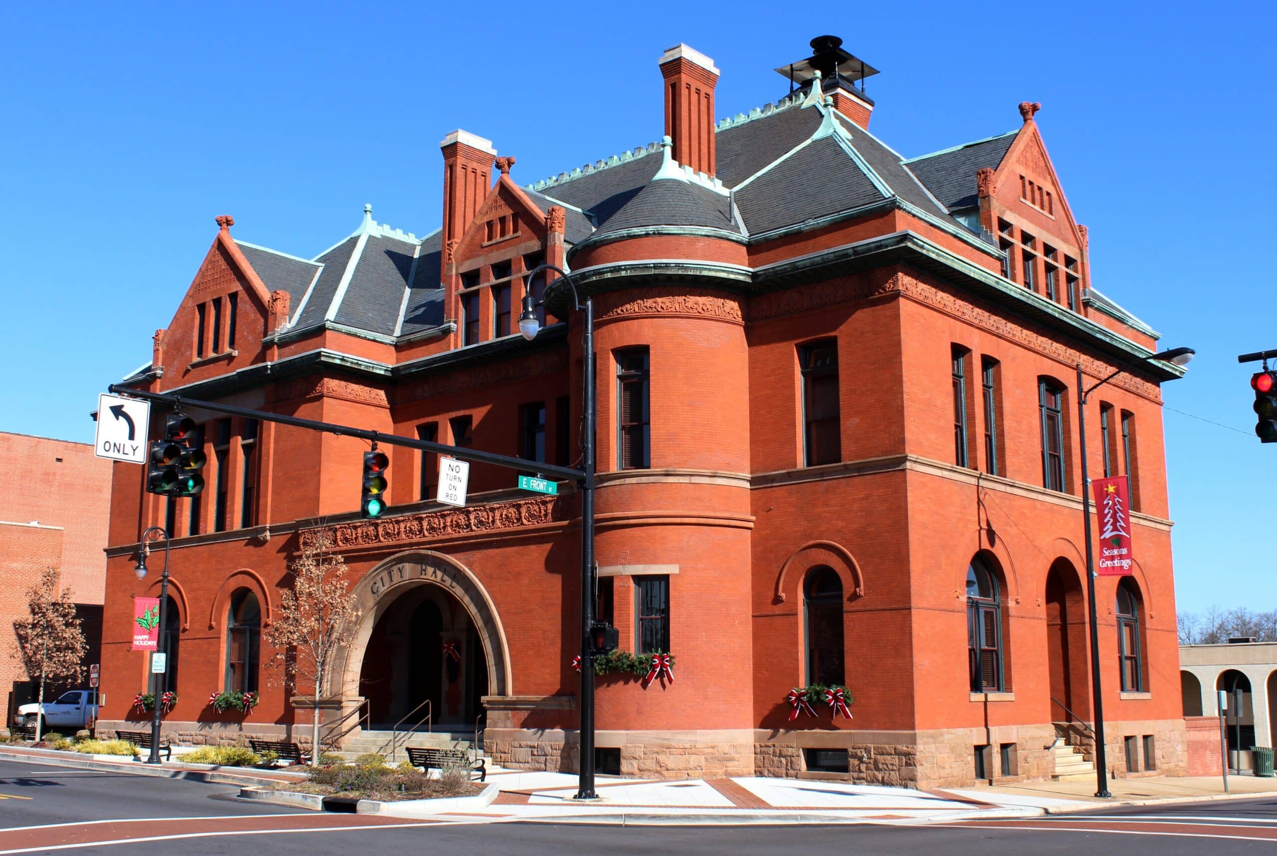 Statesville-Statesville City Hall in downtown Statesville, North Carolina.